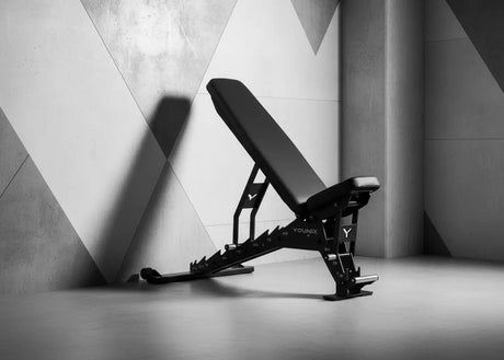 Younix ProSeries Trainingsbank 2.0 verstellbar: Seitenansicht mit Schattenwurf in einem hellen Betonraum